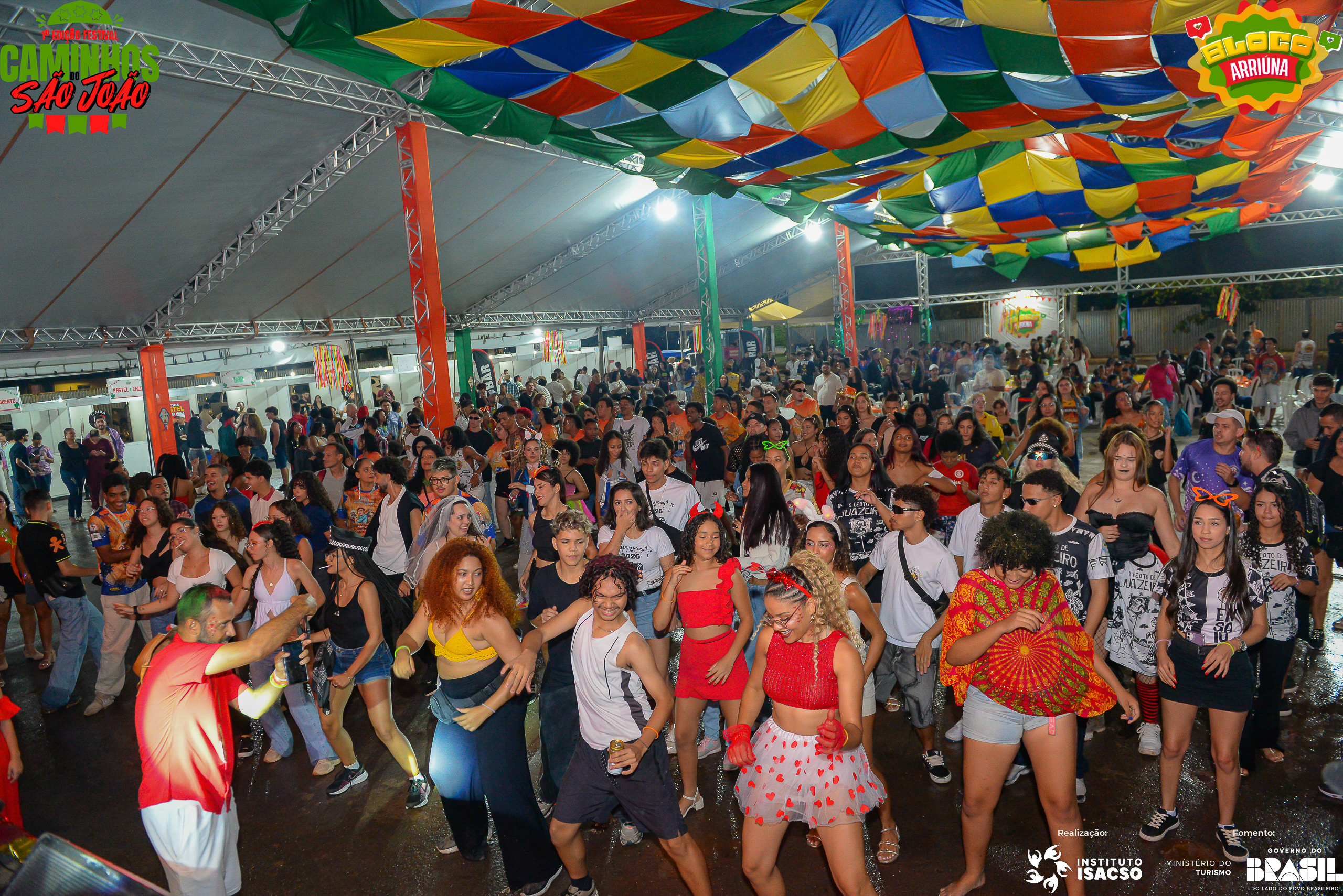 Pessoas ocupando a pista do Bloco Arriúna em um registro amplo do evento.