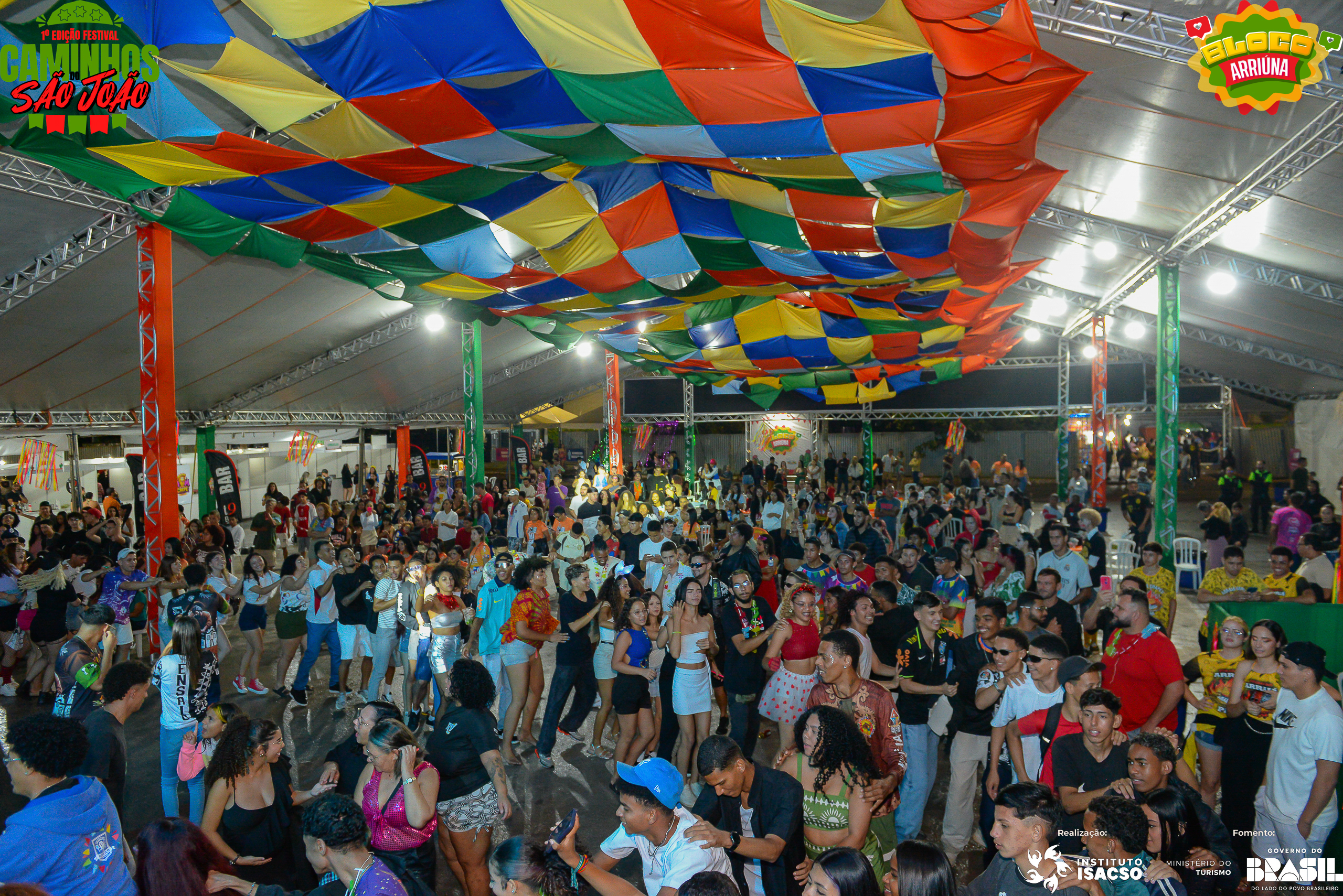 Público reunido no Bloco Arriúna durante a festa.